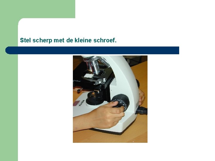 Stel scherp met de kleine schroef. 