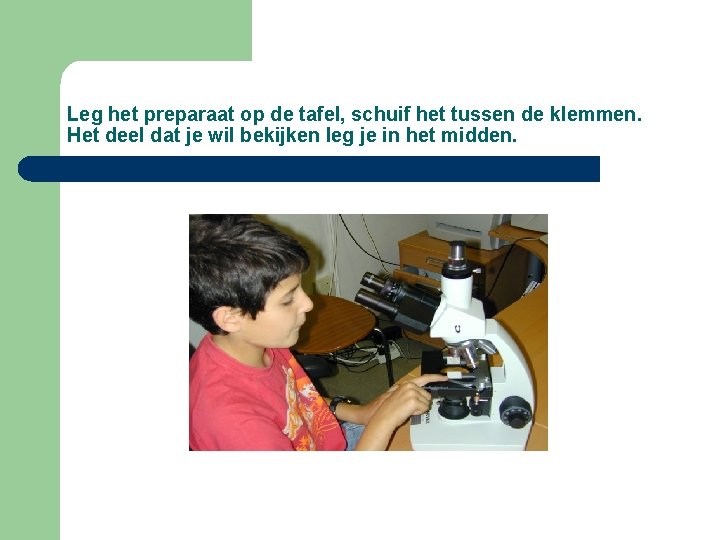 Leg het preparaat op de tafel, schuif het tussen de klemmen. Het deel dat Leg het preparaat op de tafel, schuif het tussen de klemmen. Het deel dat