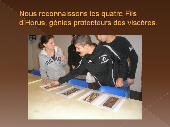 Nous reconnaissons les quatre Fils d'Horus, génies protecteurs des viscères. 