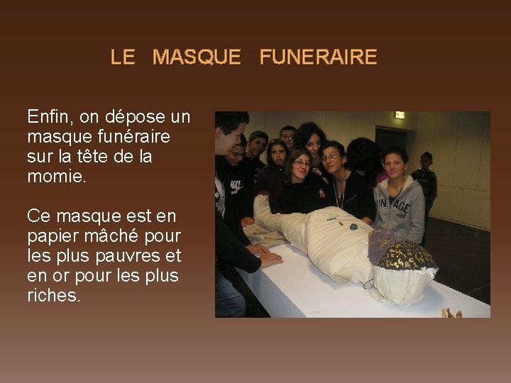 LE MASQUE FUNERAIRE Enfin, on dépose un masque funéraire sur la tête de la