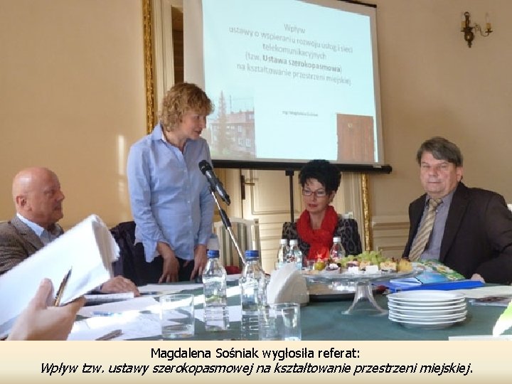 Magdalena Sośniak wygłosiła referat: Wpływ tzw. ustawy szerokopasmowej na kształtowanie przestrzeni miejskiej. 