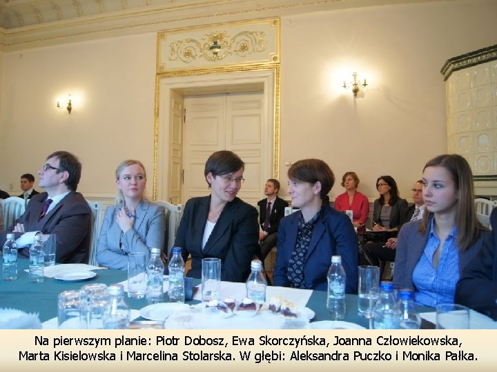 Na pierwszym planie: Piotr Dobosz, Ewa Skorczyńska, Joanna Człowiekowska, Marta Kisielowska i Marcelina Stolarska.