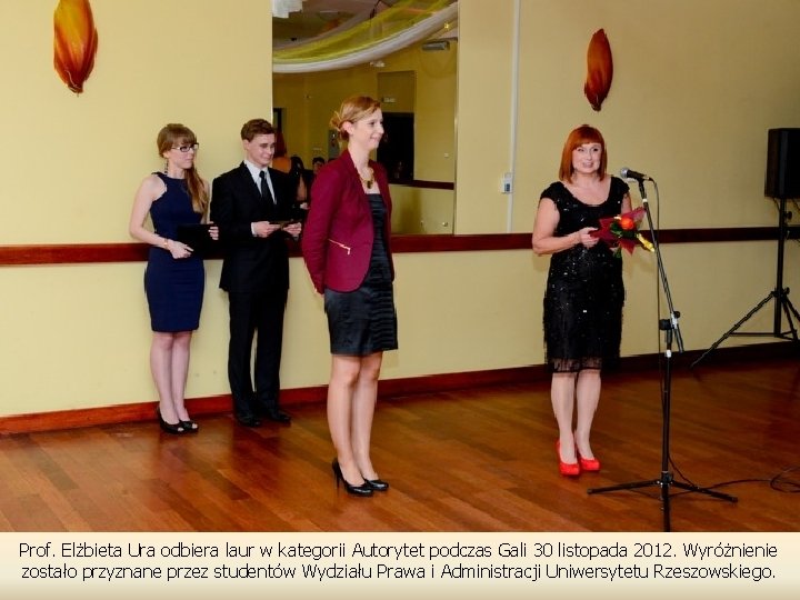 Prof. Elżbieta Ura odbiera laur w kategorii Autorytet podczas Gali 30 listopada 2012. Wyróżnienie
