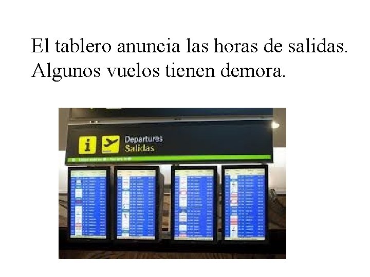 El tablero anuncia las horas de salidas. Algunos vuelos tienen demora. 