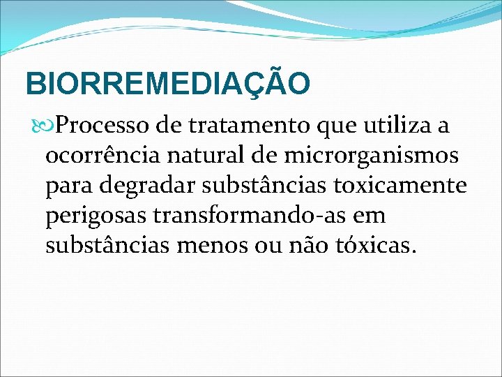 BIORREMEDIAÇÃO Processo de tratamento que utiliza a ocorrência natural de microrganismos para degradar substâncias