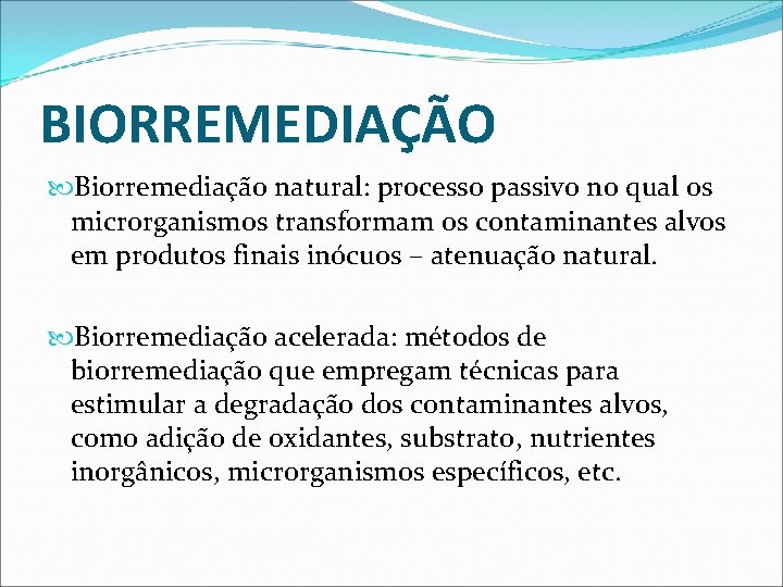 BIORREMEDIAÇÃO Biorremediação natural: processo passivo no qual os microrganismos transformam os contaminantes alvos em