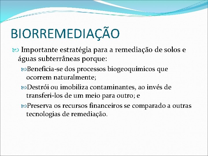 BIORREMEDIAÇÃO Importante estratégia para a remediação de solos e águas subterrâneas porque: Beneficia-se dos