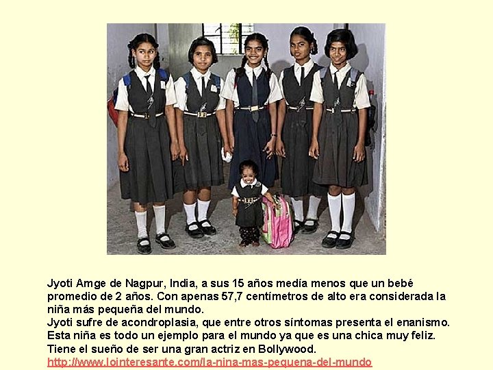 Jyoti Amge de Nagpur, India, a sus 15 años medía menos que un bebé