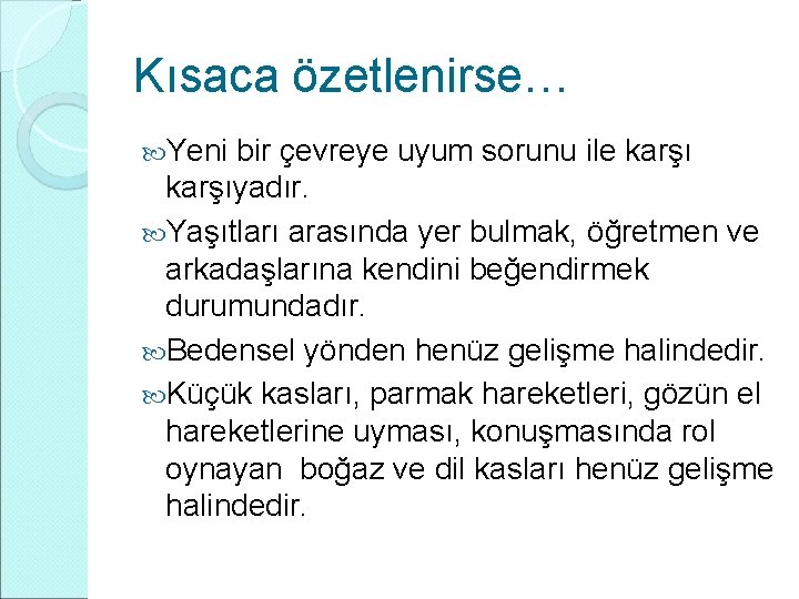 Kısaca özetlenirse… Yeni bir çevreye uyum sorunu ile karşıyadır. Yaşıtları arasında yer bulmak, öğretmen