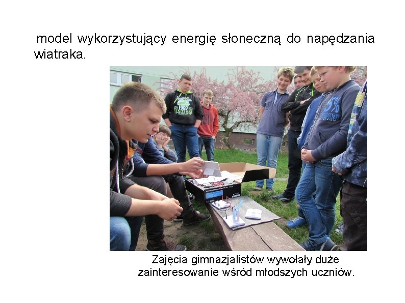 model wykorzystujący energię słoneczną do napędzania wiatraka. Zajęcia gimnazjalistów wywołały duże zainteresowanie wśród młodszych