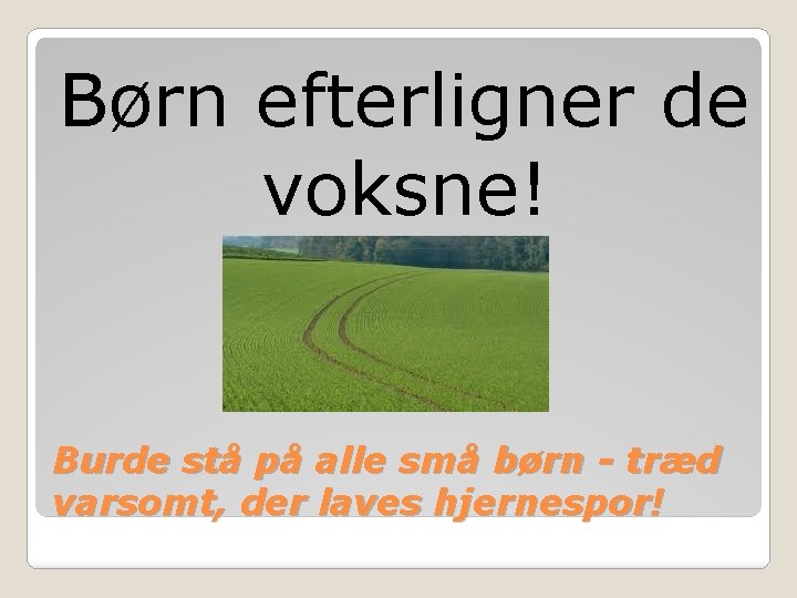 Børn efterligner de voksne! Burde stå på alle små børn - træd varsomt, der