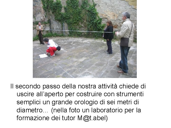 Il secondo passo della nostra attività chiede di uscire all’aperto per costruire con strumenti