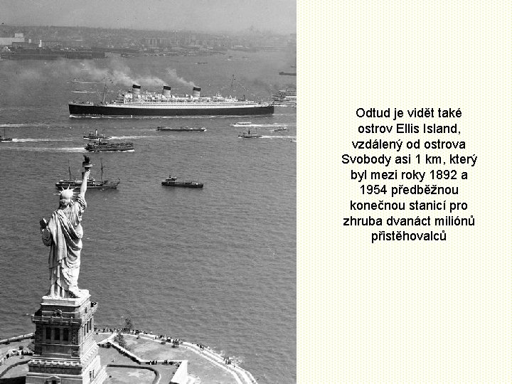 Odtud je vidět také ostrov Ellis Island, vzdálený od ostrova Svobody asi 1 km,