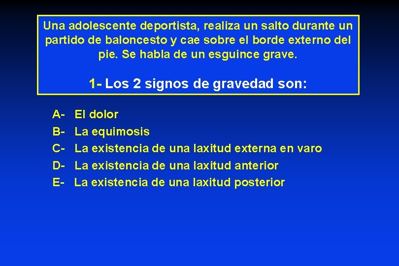 Una adolescente deportista, realiza un salto durante un partido de baloncesto y cae sobre