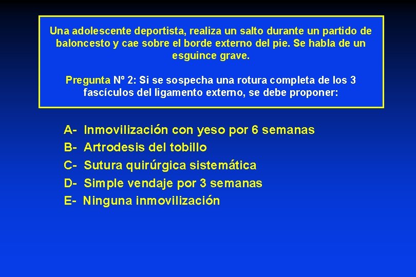 Una adolescente deportista, realiza un salto durante un partido de baloncesto y cae sobre