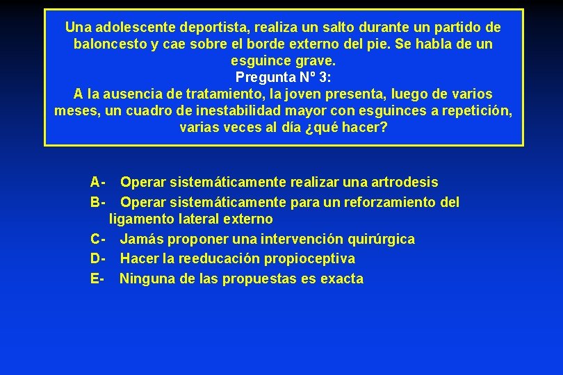 Una adolescente deportista, realiza un salto durante un partido de baloncesto y cae sobre