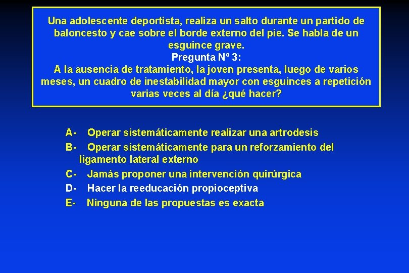 Una adolescente deportista, realiza un salto durante un partido de baloncesto y cae sobre