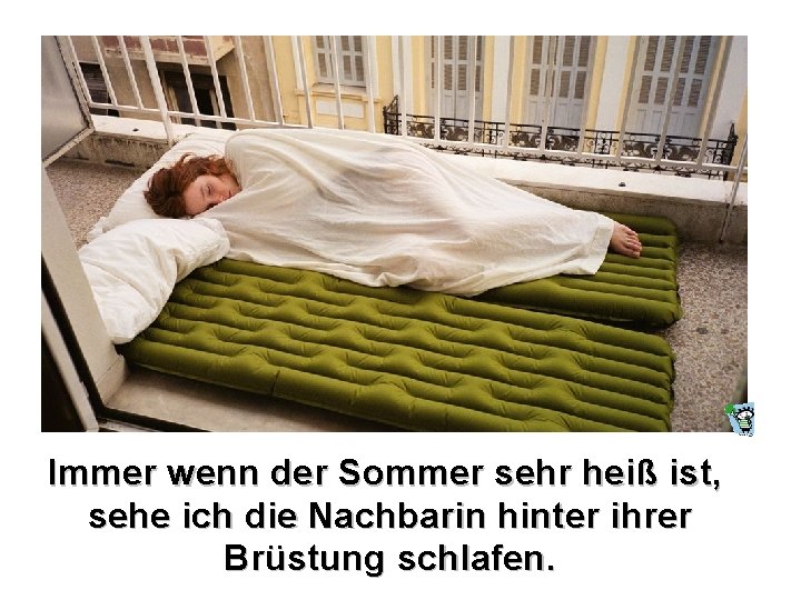 Immer wenn der Sommer sehr heiß ist, sehe ich die Nachbarin hinter ihrer Brüstung
