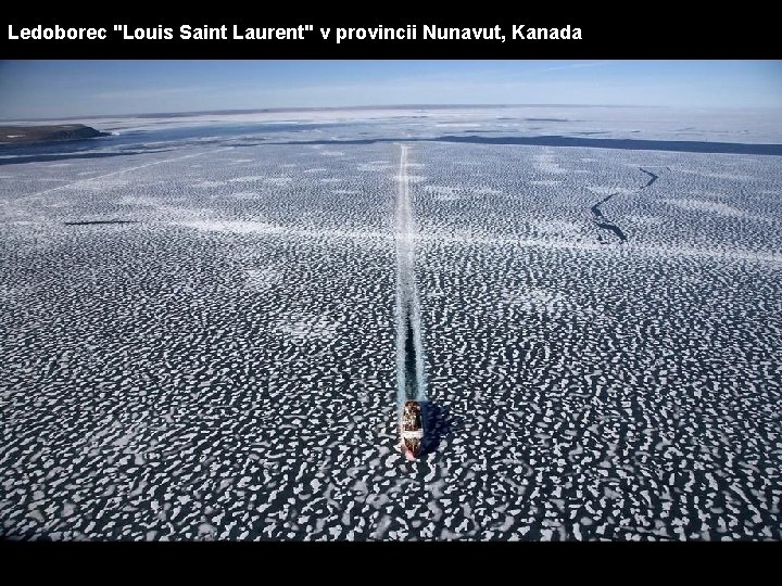 Ledoborec "Louis Saint Laurent" v provincii Nunavut, Kanada 