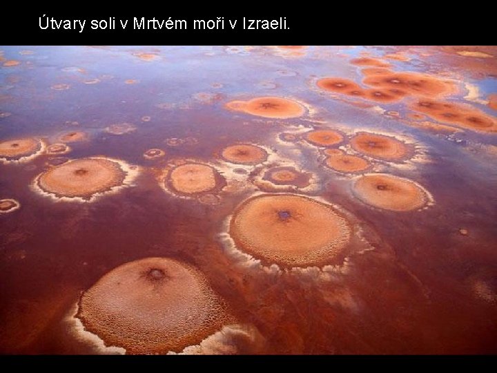 Útvary soli v Mrtvém moři v Izraeli. 