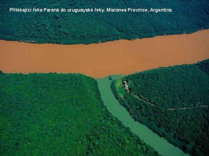 Přitékající řeka Paraná do uruguayské řeky. Misiones Province, Argentina. 