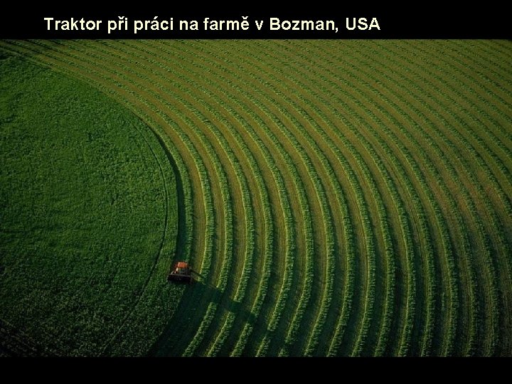 Traktor při práci na farmě v Bozman, USA 