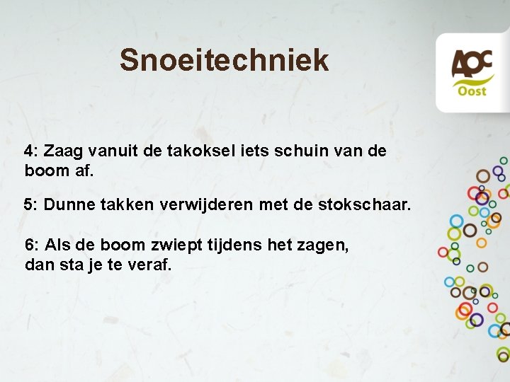 Snoeitechniek 4: Zaag vanuit de takoksel iets schuin van de boom af. 5: Dunne