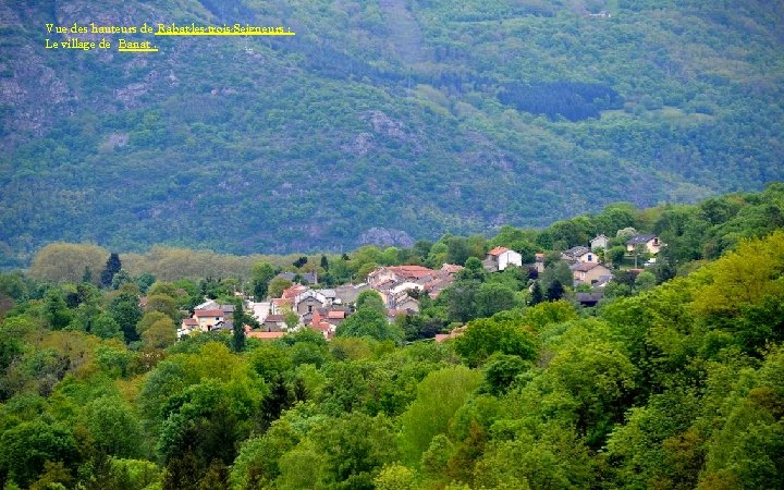 Vue des hauteurs de Rabat-les-trois-Seigneurs : Le village de Banat. 