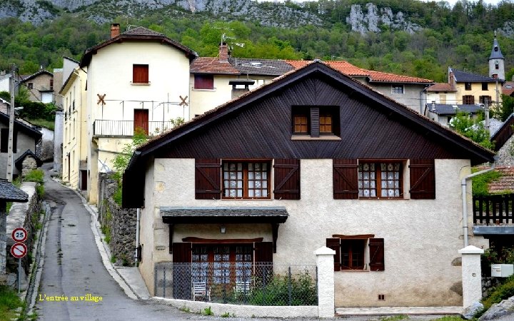 L’entrée au village 