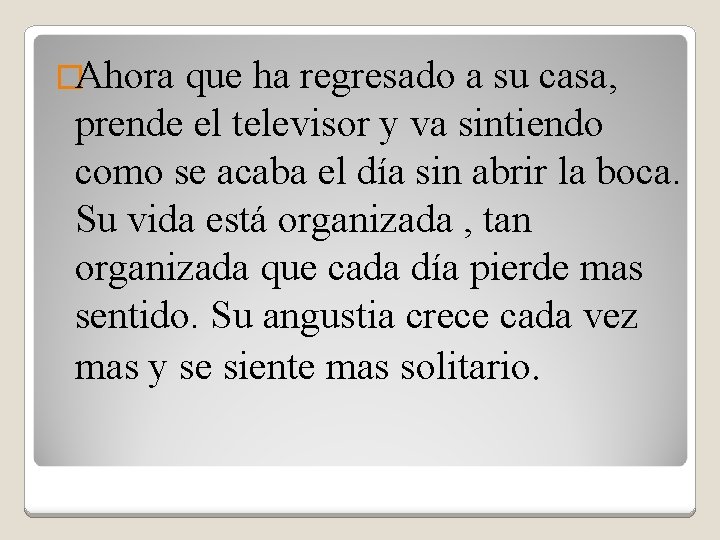 �Ahora que ha regresado a su casa, prende el televisor y va sintiendo como