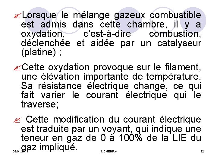  Lorsque le mélange gazeux combustible est admis dans cette chambre, il y a