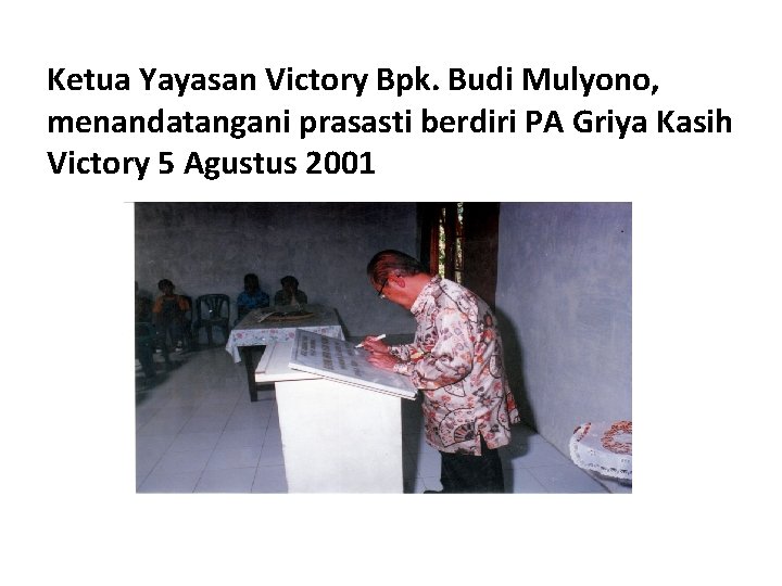 Ketua Yayasan Victory Bpk. Budi Mulyono, menandatangani prasasti berdiri PA Griya Kasih Victory 5