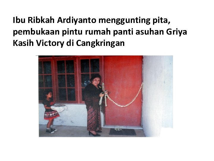Ibu Ribkah Ardiyanto menggunting pita, pembukaan pintu rumah panti asuhan Griya Kasih Victory di