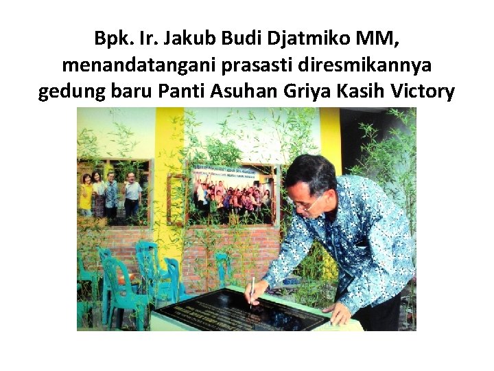 Bpk. Ir. Jakub Budi Djatmiko MM, menandatangani prasasti diresmikannya gedung baru Panti Asuhan Griya