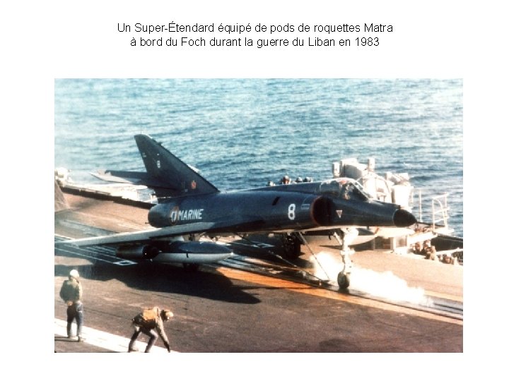 Un Super-Étendard équipé de pods de roquettes Matra à bord du Foch durant la