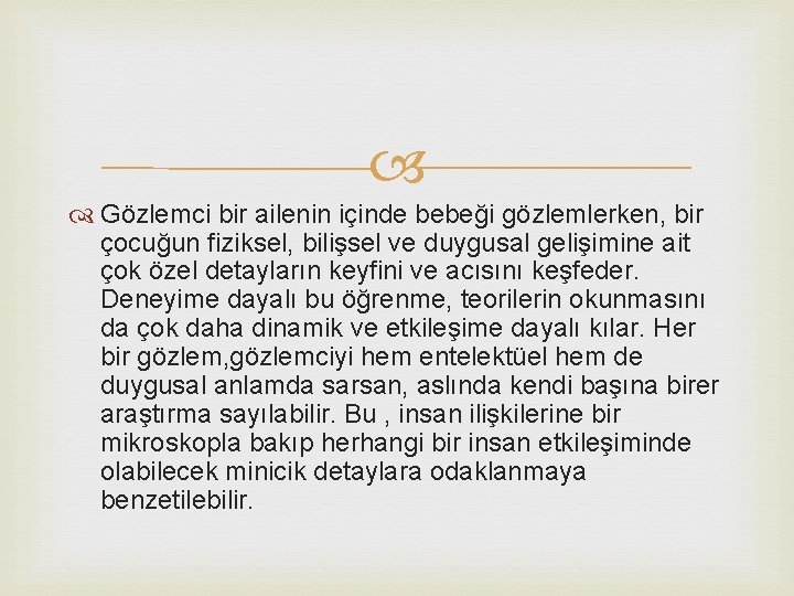  Gözlemci bir ailenin içinde bebeği gözlemlerken, bir çocuğun fiziksel, bilişsel ve duygusal gelişimine