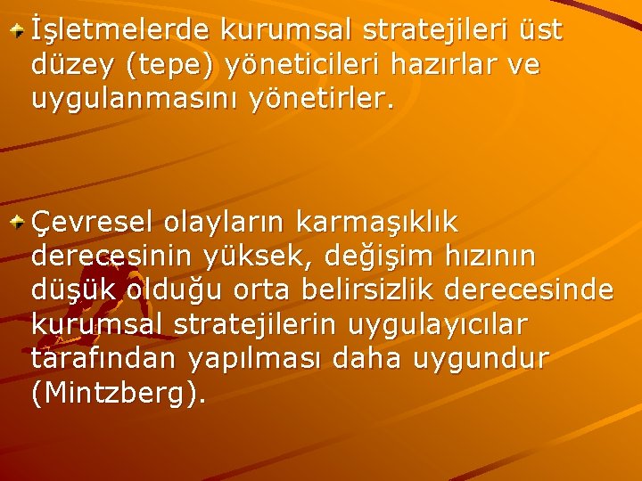 İşletmelerde kurumsal stratejileri üst düzey (tepe) yöneticileri hazırlar ve uygulanmasını yönetirler. Çevresel olayların karmaşıklık