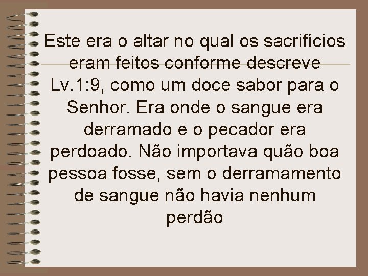 Este era o altar no qual os sacrifícios eram feitos conforme descreve Lv. 1: