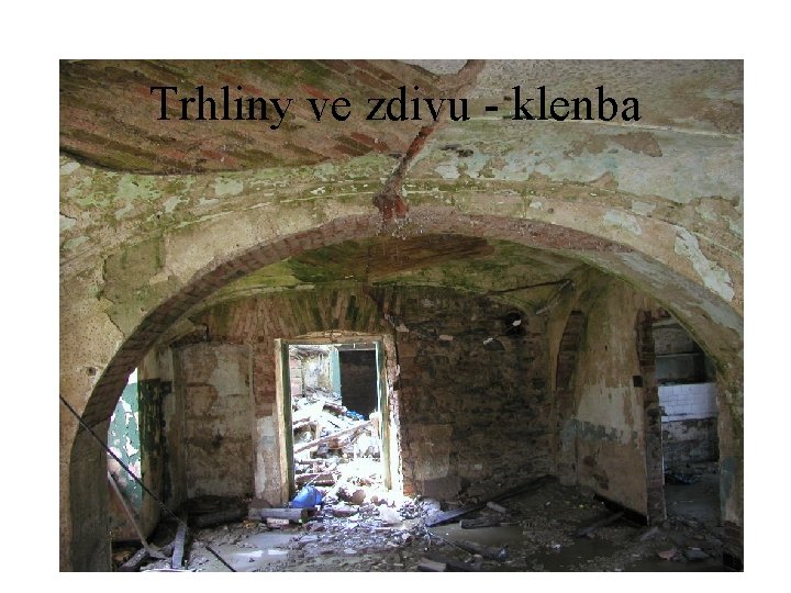 Trhliny ve zdivu - klenba 