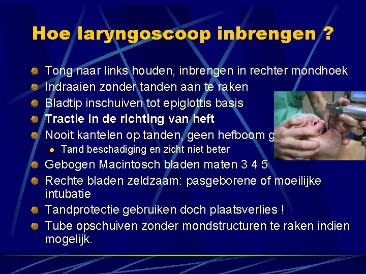 Hoe laryngoscoop inbrengen ? Tong naar links houden, inbrengen in rechter mondhoek Indraaien zonder