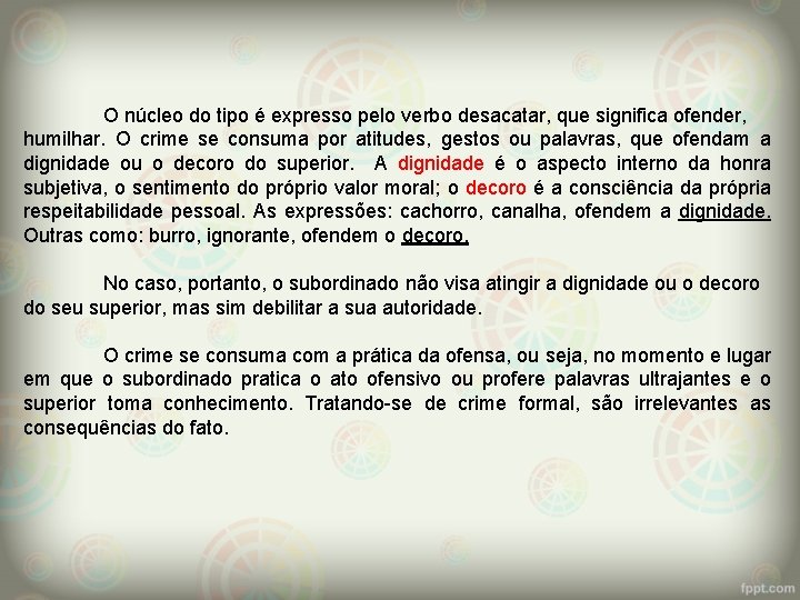 O núcleo do tipo é expresso pelo verbo desacatar, que significa ofender, humilhar. O