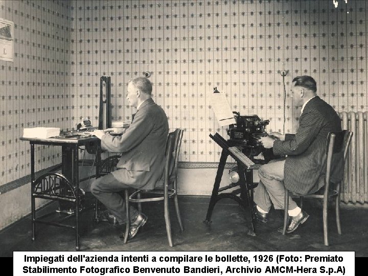 Impiegati dell'azienda intenti a compilare le bollette, 1926 (Foto: Premiato Stabilimento Fotografico Benvenuto Bandieri,