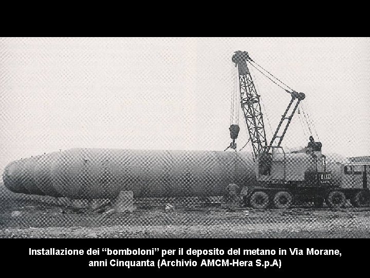 Installazione dei “bomboloni” per il deposito del metano in Via Morane, anni Cinquanta (Archivio