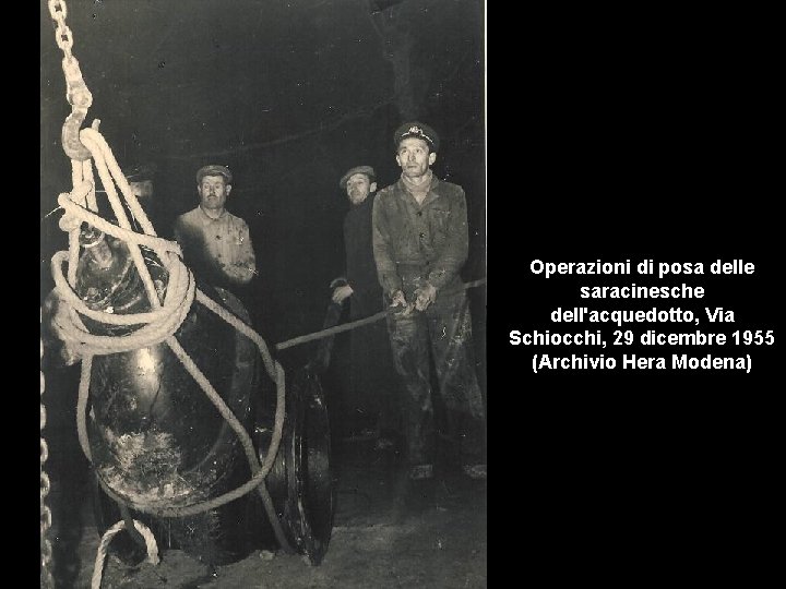 Operazioni di posa delle saracinesche dell'acquedotto, Via Schiocchi, 29 dicembre 1955 (Archivio Hera Modena)