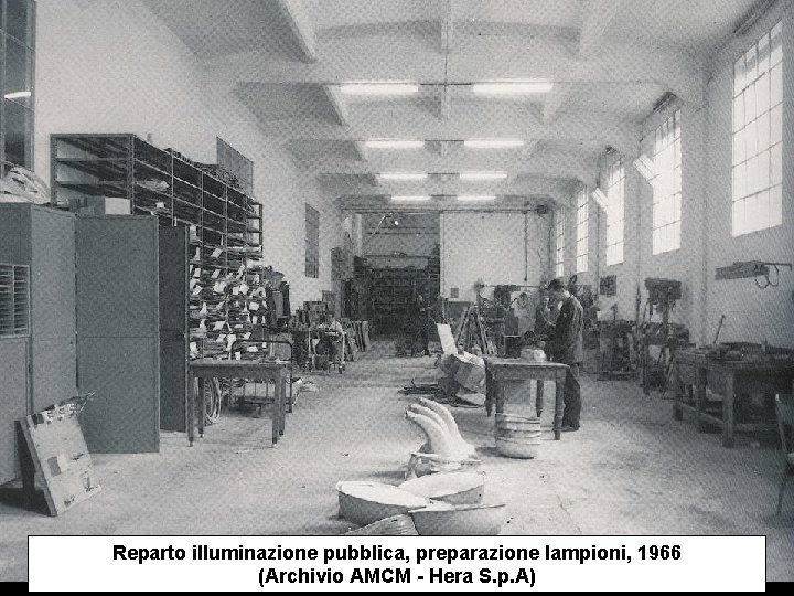 Reparto illuminazione pubblica, preparazione lampioni, 1966 (Archivio AMCM - Hera S. p. A) 