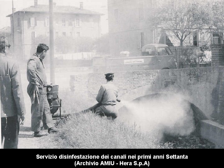 Servizio disinfestazione dei canali nei primi anni Settanta (Archivio AMIU - Hera S. p.