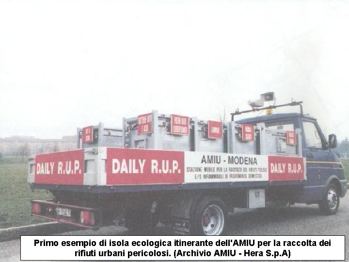 Primo esempio di isola ecologica itinerante dell'AMIU per la raccolta dei rifiuti urbani pericolosi.