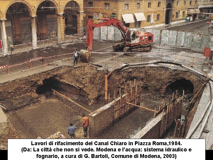 Lavori di rifacimento del Canal Chiaro in Piazza Roma, 1984. (Da: La città che