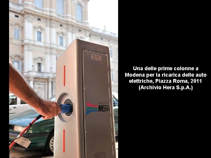 Una delle prime colonne a Modena per la rica delle auto elettriche, Piazza Roma,