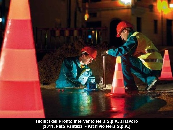 Tecnici del Pronto Intervento Hera S. p. A. al lavoro (2011, Foto Fantuzzi -